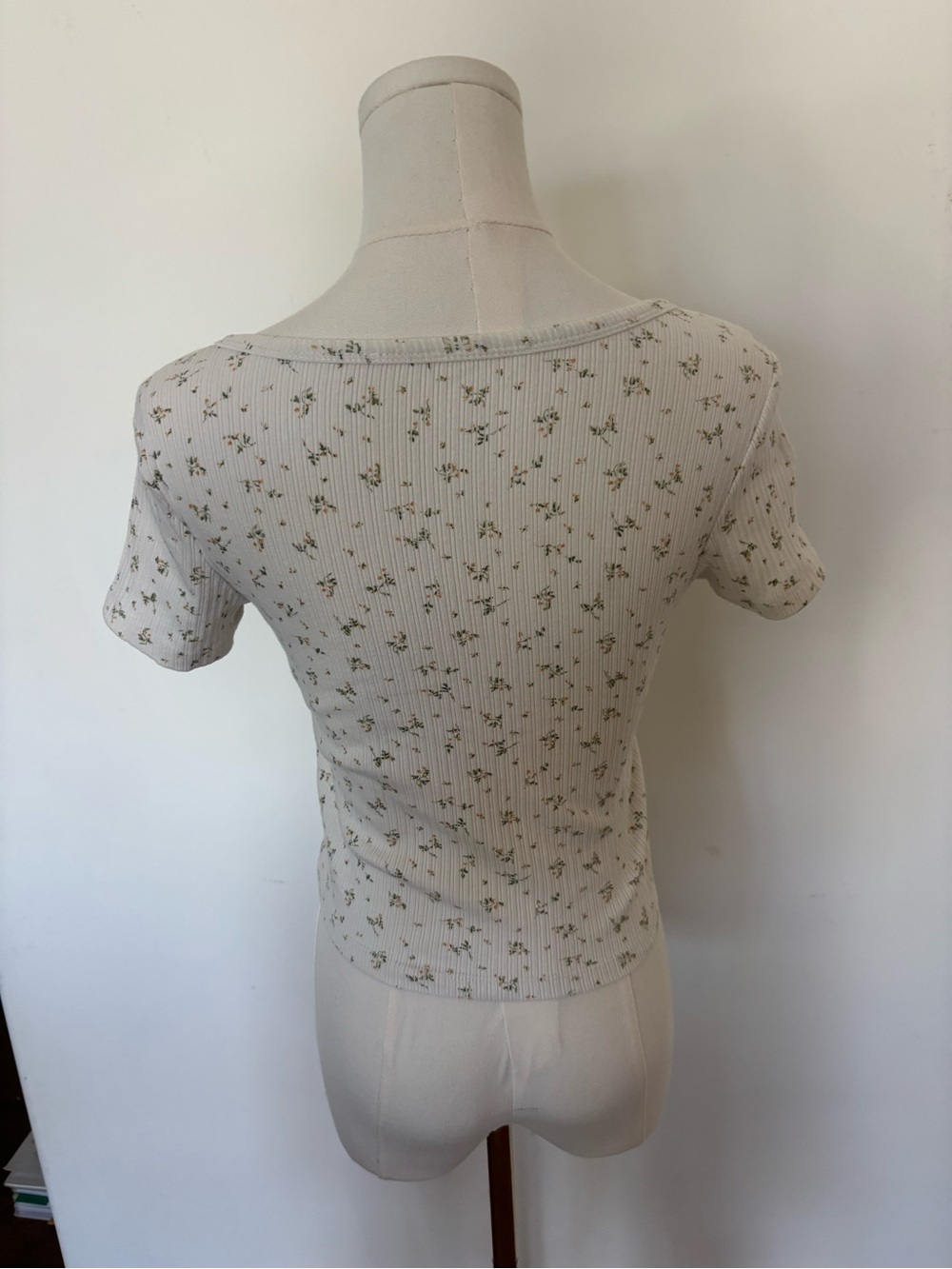 Floral Cream Ribbed Button-Front Crop Top - Picture 3 of 6